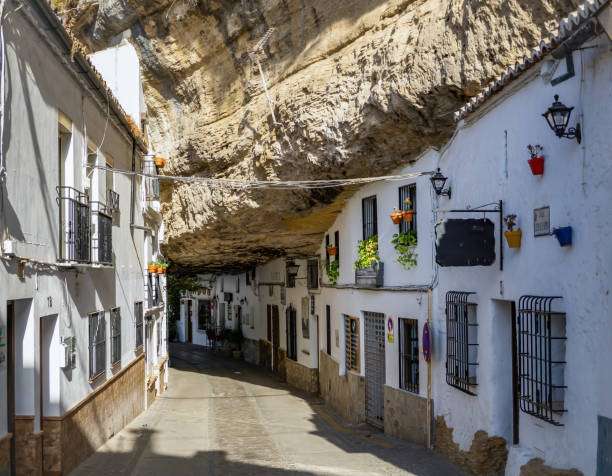 setenil de las bodegas tourist village - cadiz province fotografías e imágenes de stock