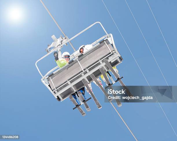 Skiers On Ski Ascensor Foto de stock y más banco de imágenes de Accesorio de cabeza - Accesorio de cabeza, Actividad, Actividad después de esquiar