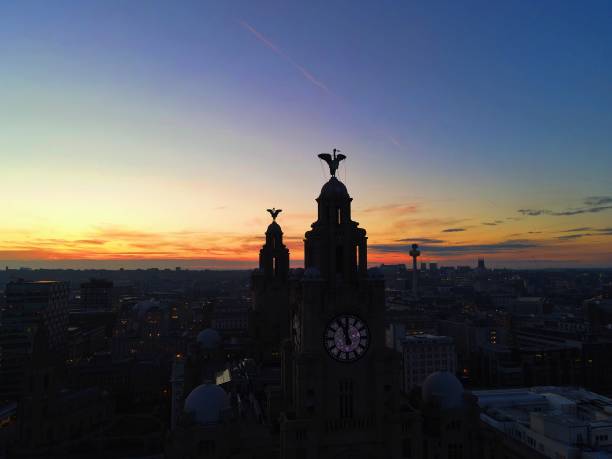 budynki liverpool liver o wschodzie słońca - liverpool royal liver building uk built structure zdjęcia i obrazy z banku zdjęć