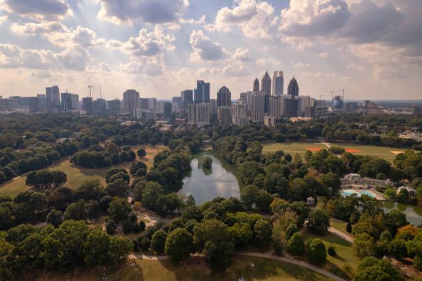 vue aérienne de piedmont park avec les toits d’atlanta - géorgie photos et images de collection