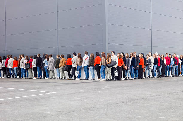 esperando en línea - people waiting fotografías e imágenes de stock