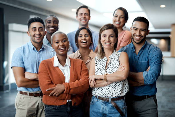 retrato de un grupo de jóvenes empresarios confiados que trabajan juntos en una oficina moderna - grupo multiétnico fotografías e imágenes de stock