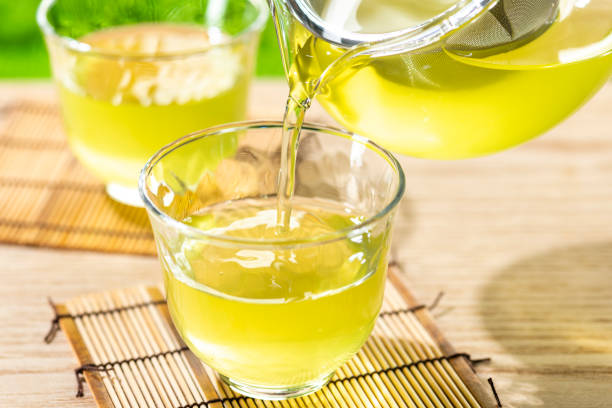 trinken sie kalten grünen tee. sommer in japan. - green tea stock-fotos und bilder