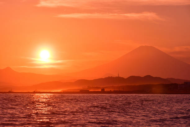 гора фудзи и залив сагами на закате. - twilight fuji mt fuji japan стоковые фото и изображения