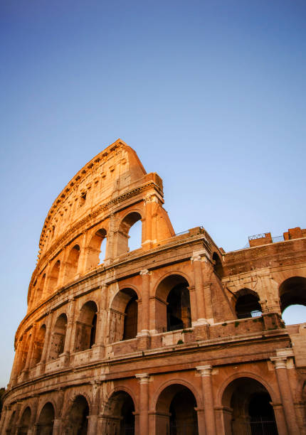parte del coliseo en roma con luz solar en la sección superior en roma, italia - brick european culture facade famous place fotografías e imágenes de stock