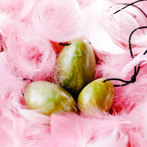 vaginální nefritová vejce různých velikostí na peří - kegelovy-cviky - stock snímky, obrázky a fotky