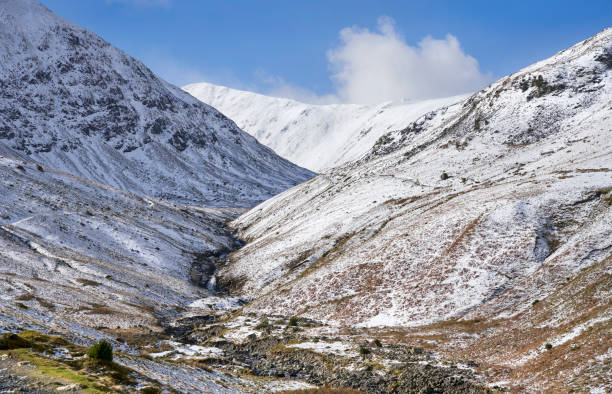 pokryte śniegiem i lodem grzbiety górskie oświetlone słońcem - nature rough cumbria sunlight zdjęcia i obrazy z banku zdjęć