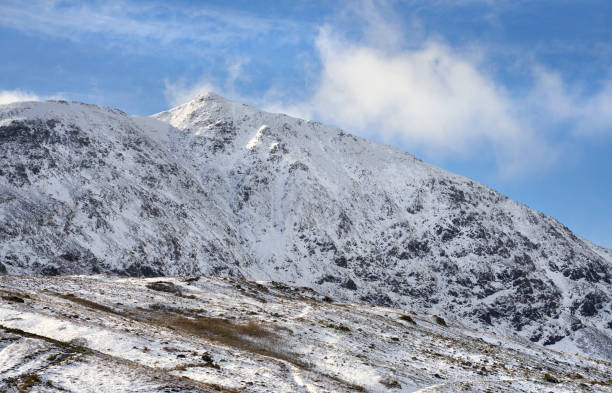 montaña cubierta de nieve y hielo de catstye cam con lower man en la distancia - beck fotografías e imágenes de stock