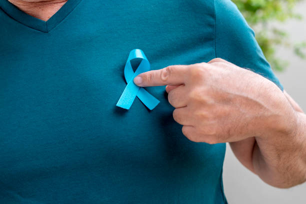 mão homem segurando fita azul. novembro azul. mês de prevenção do câncer de próstata. saúde dos homens. - cancro da próstata - fotografias e filmes do acervo