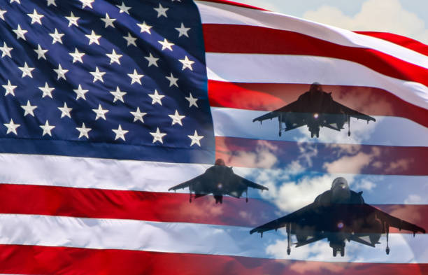 concept de frappe des forces aériennes américaines. avions de chasse sur fond de drapeau américain - freedom fighter photos et images de collection