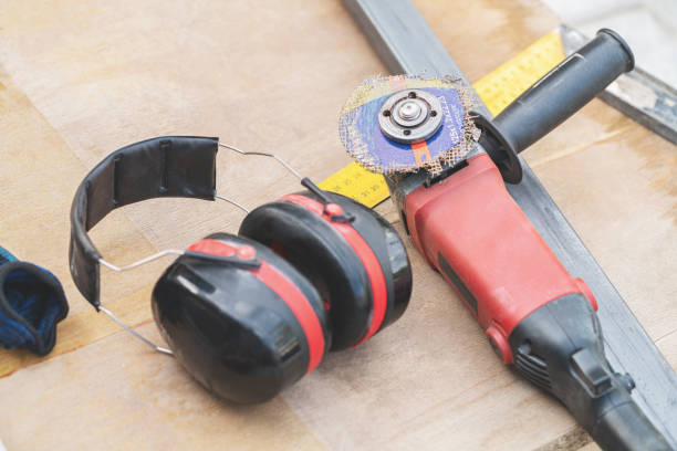 kreissäge mit gebrochener scheibe - grinding grinder work tool power tool stock-fotos und bilder