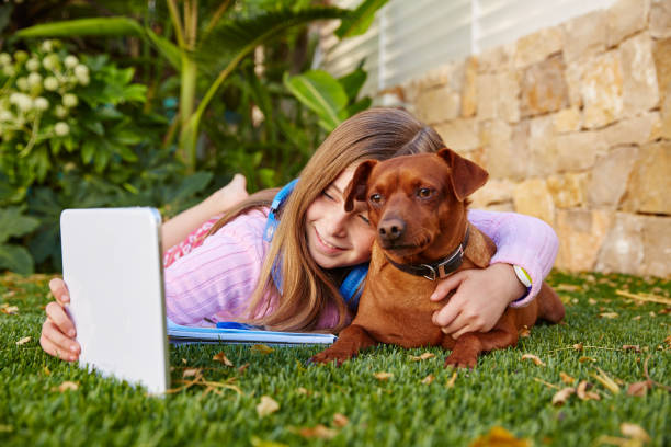 loira criança menina selfie tablet de foto pc e cachorro - dog school audio - fotografias e filmes do acervo