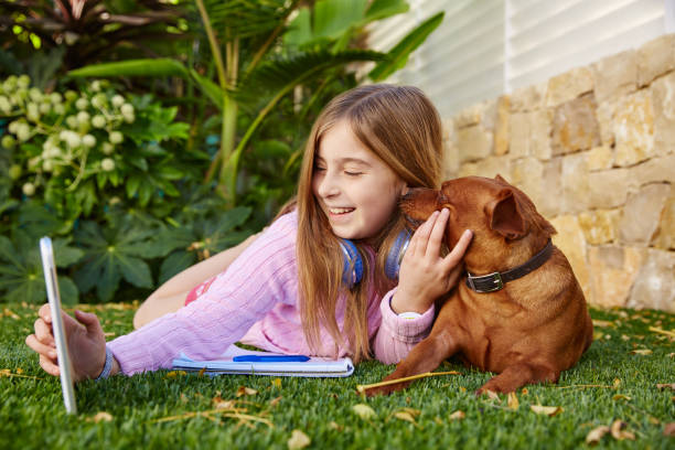 loira criança menina selfie tablet de foto pc e cachorro - dog school audio - fotografias e filmes do acervo