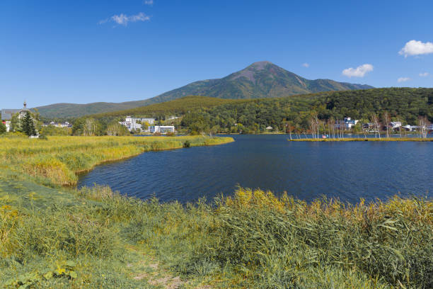산과 호수 - volcano lake blue sky autumn 뉴스 사진 이미지