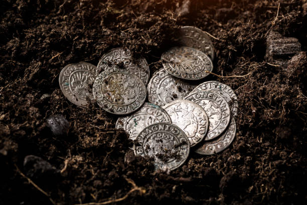 zbliżenie na średniowieczne europejskie złote i srebrne monety. monety staropolskie. zygmunt iii waza.starożytne złote i srebrne monety. numismatics.srebrne monety pokryte brudem. antykwariat. - century zdjęcia i obrazy z banku zdjęć