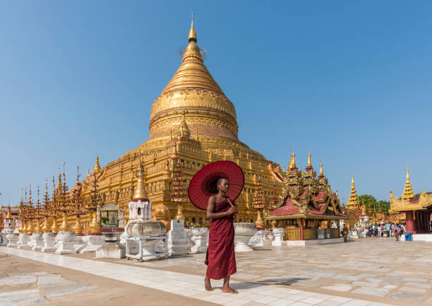 shwezigon paya, bagan, myanmar - pagoda bagan tourism paya fotografías e imágenes de stock