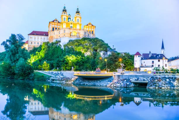 аббатство мельк, немецкий: stift melk, отраженный в воде реки дунай ночью, долина вахау, австрия - danube river danube valley river valley стоковые фото и изображения