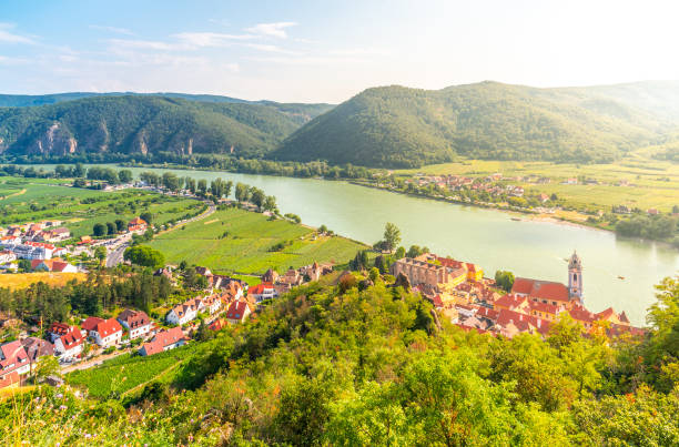 vue aérienne panoramique du village de durnstein, vallée de la wachau sur le danube, autriche - danube valley danube river vineyard austria photos et images de collection