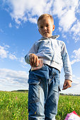 ein-zufriedenes-vorschulkind-in-jeans-und-pullover-h%C3%A4lt-papiergeld-in-der-natur-auf-einem-feld.jpg?b=1&s=170x170&k=20&c=HUb7KBSTeHlHRwvfwxfWk89FN7qI50dnIXJERgisXGo=