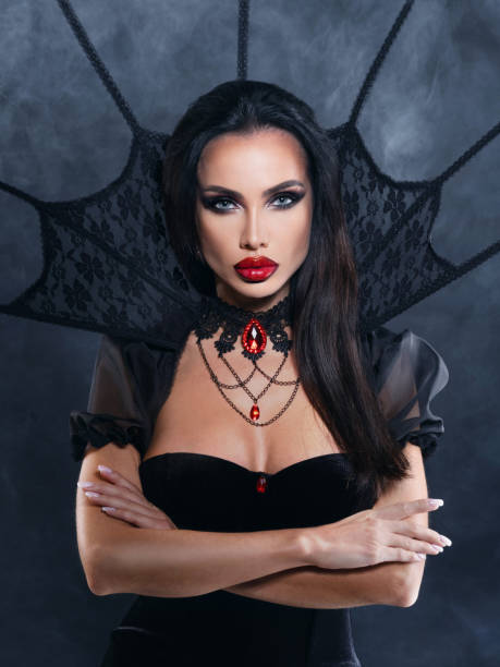 donna vampiro in costume di halloween - women gothic style sensuality mystery foto e immagini stock