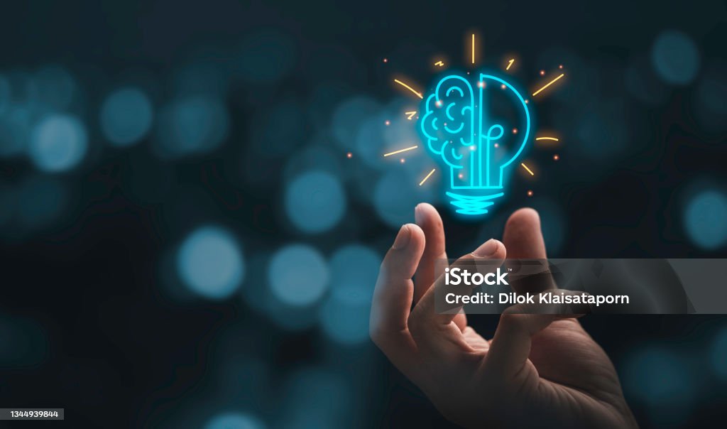 Handhaltende Zeichnung virtuelle Glühbirne mit Gehirn auf Bokeh-Hintergrund für kreative und intelligente Denken Idee concep - Lizenzfrei Innovation Stock-Foto