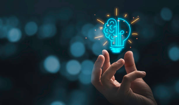 handhaltende zeichnung virtuelle glühbirne mit gehirn auf bokeh-hintergrund für kreative und intelligente denken idee concep - idee stock-fotos und bilder
