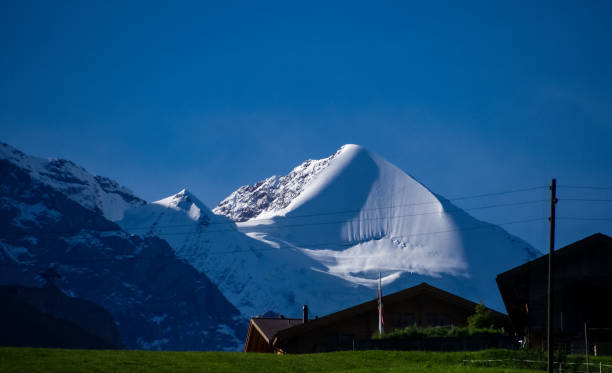 반짝이는 가을 빛, 긴 그림자, 특이한 관점은 스위스 그린델발트 위의 아이거 북쪽 면 의 기지 위에 만리헨에 새로운 v-반 곤델라 케이블 웨이에서 특이한 관점. 2021년 10월. - jungfrau bahn 뉴스 사진 이미지
