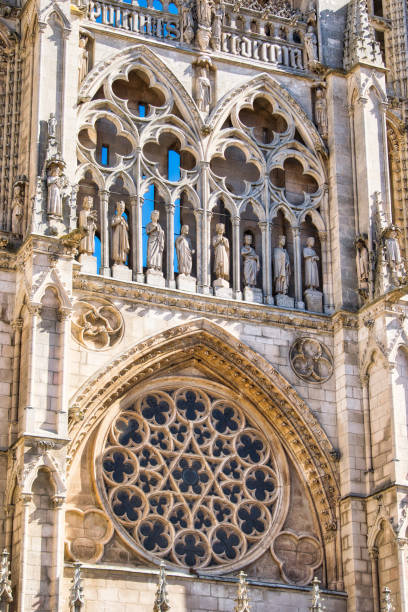 zisterzienserrose mit sechsspitzensternspur oder siegel von salomon und galerie mit statuen der ersten acht könige von kastilien in der gotischen kathedrale von burgos, spanien - rose window star of david gothic style window stock-fotos und bilder