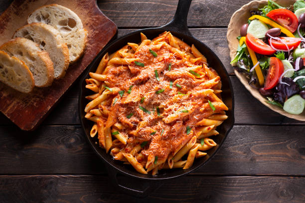 salsa de vodka - penne fotografías e imágenes de stock