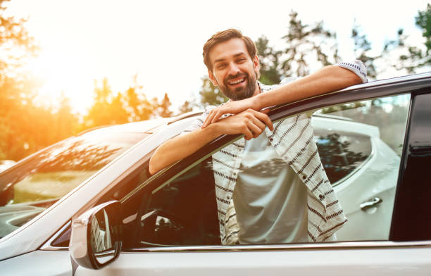 familie mit hund im auto - driving new car driver stock-fotos und bilder