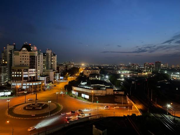 vue aérienne de novossibirsk dans la nuit, russie - illumunated photos et images de collection