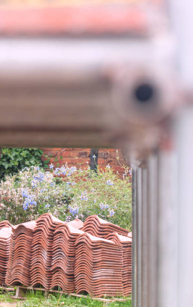 materiali da costruzione, tegole accatastate in un giardino - home addition roof tile building activity wood foto e immagini stock