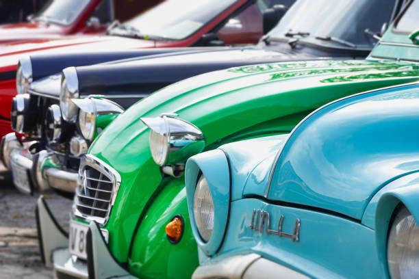 vintage cars parked in a row - deux chevaux stockfoto's en -beelden