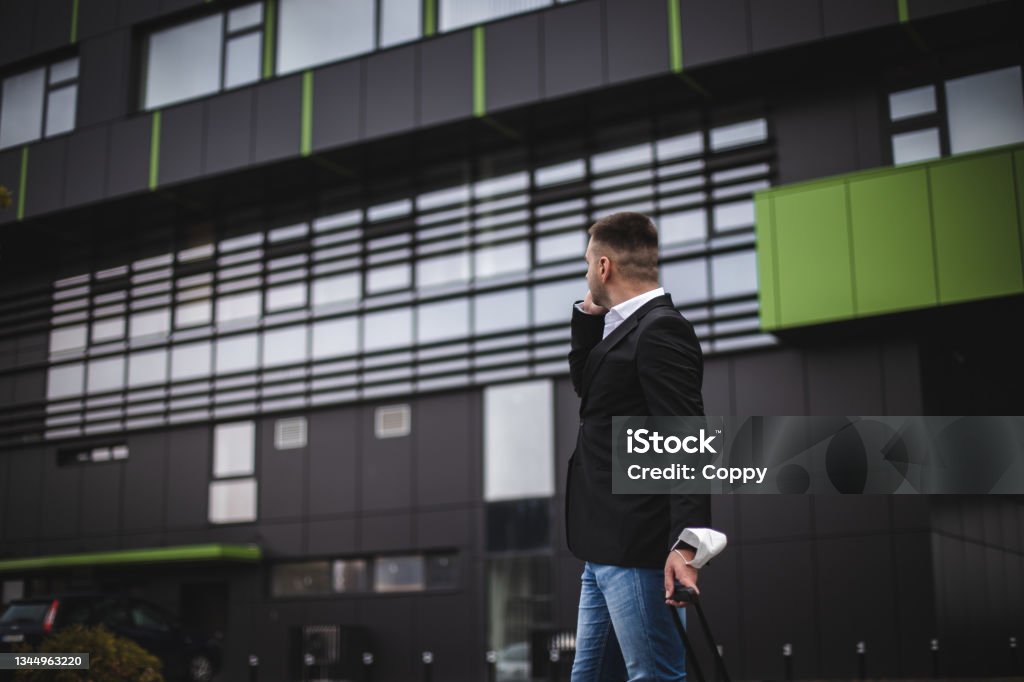 Liikematkaaja vetää matkalaukkua lentokentällä. Liikemies puhuu puhelimessa. Liikematkustus. - Rojaltivapaa avainsanalla 25−29 vuotta ja tyyppiä Kuvapankin valokuva Liikematkaaja vetää matkalaukkua lentokentällä. Liikemies puhuu puhelimessa. Liikematkustus. - Rojaltivapaa avainsanalla 25−29 vuotta ja tyyppiä Kuvapankin valokuva