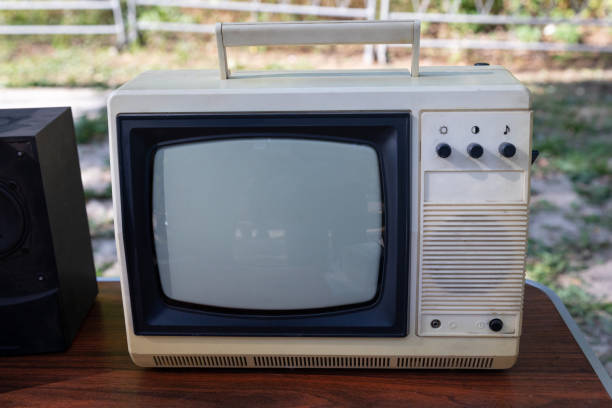 televisão retrô. tv portátil de tubo velho com alça no mercado de pulgas ao ar livre - old obsolete antique old fashioned - fotografias e filmes do acervo