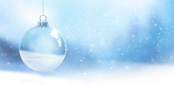szklana bombka na rozmytym niebieskim tle z płatkami śniegu - gift blue christmas religious celebration zdjęcia i obrazy z banku zdjęć