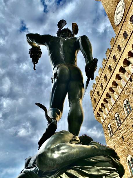 perseo con la testa di medusa (vista posteriore) - una statua in bronzo creata da benvenuto cellini tra il 1545-1554 - medusa greek mythology mythology gorgon foto e immagini stock