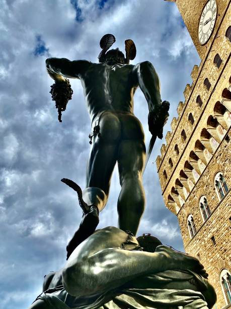 perseus with the head of medusa (rear view) - a bronze statue created by benvenuto cellini between 1545-1554 - medusa greek mythology mythology gorgon imagens e fotografias de stock