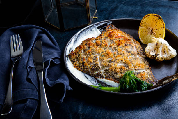 flunderfilet geröstet in einer pfanne mit kräutern und zitrone - flounder fillet seafood meal stock-fotos und bilder