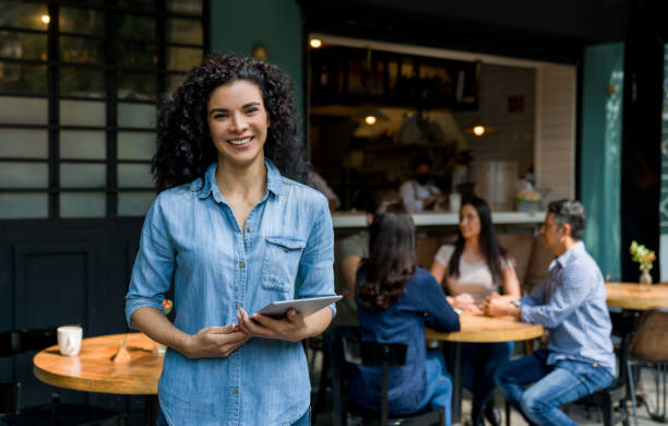 portret uśmiechniętego szczęśliwego właściciela firmy restauracji na świeżym powietrzu - cafeteria food service business zdjęcia i obrazy z banku zdjęć