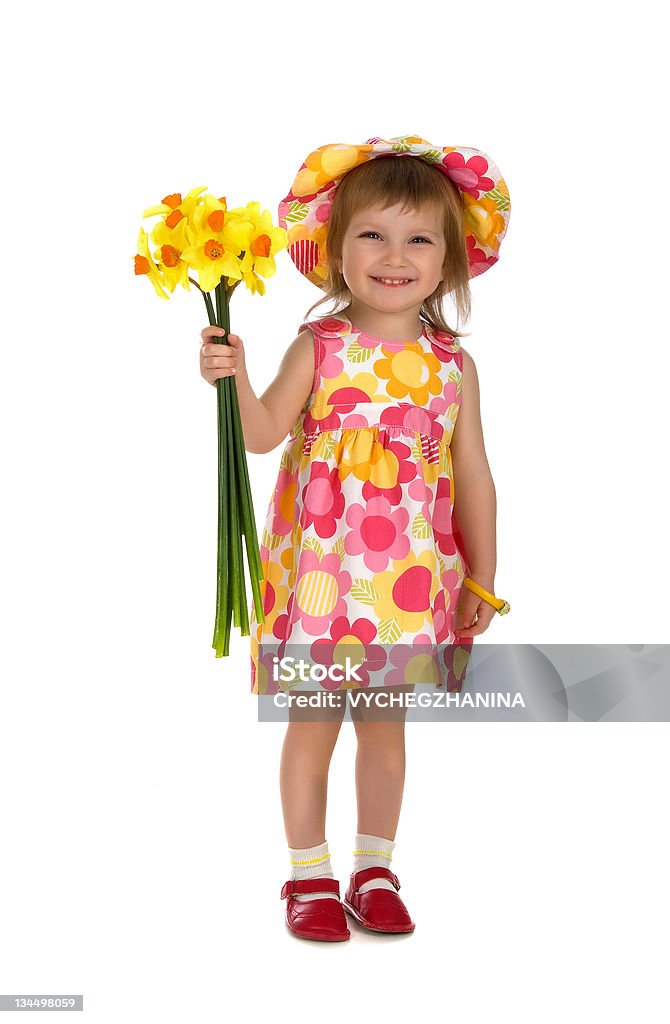 Милая маленькая девочка, давая цветы - Стоковые фото Ребёнок роялти-фри