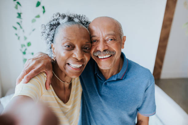 feliz pareja de ancianos haciendo selfie - 60 65 años fotografías e imágenes de stock