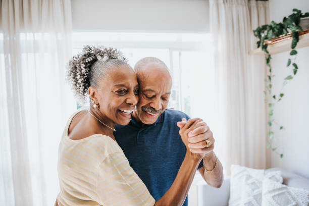 pareja de mayores bailando juntos - senior adult retirement couple happiness fotografías e imágenes de stock