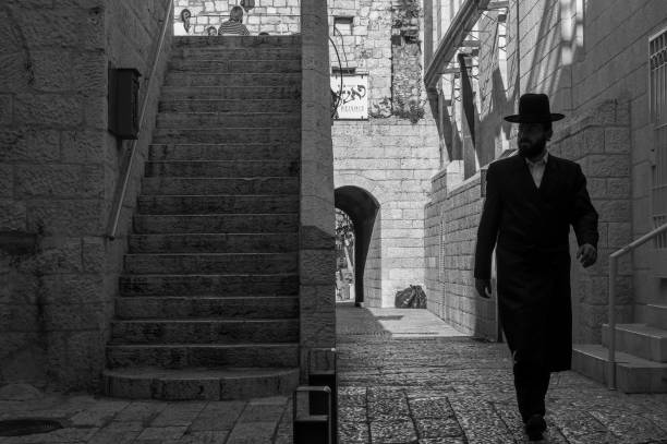 orthodox jewish  man in traditional clothing on the street of the old city of jerusalem - hasidism imagens e fotografias de stock