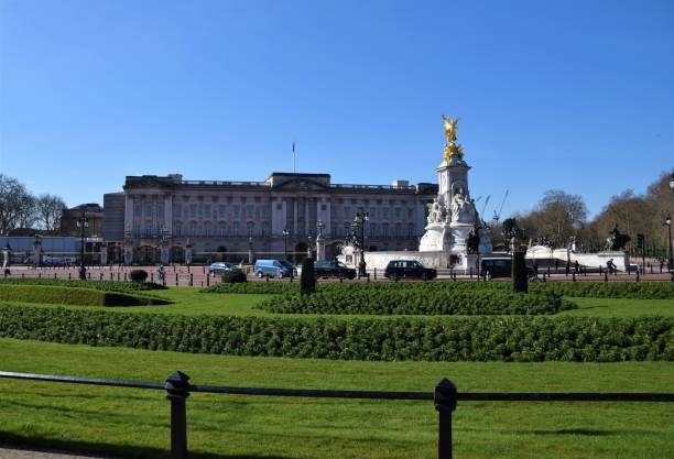 buckingham palace, london, großbritannien - city of westminster big ben london england whitehall street stock-fotos und bilder