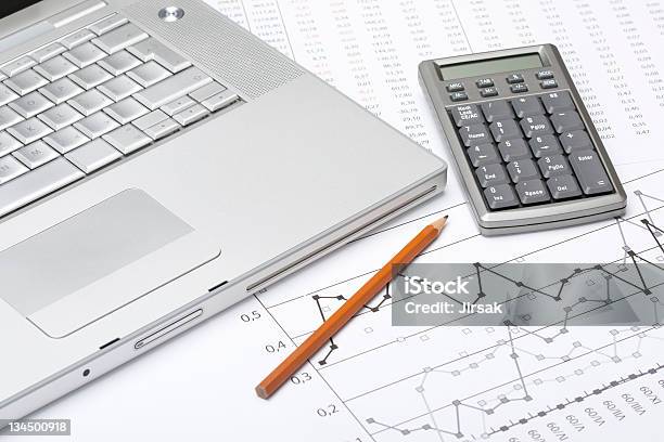 Laptop Und Kalkulator Am Schreibtisch Mit Businessgrafiken Stockfoto und mehr Bilder von Rechenmaschine