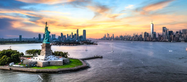 statua della libertà di manhattan - new york city panoramic statue of liberty skyline foto e immagini stock