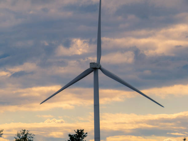 turbine éolienne avec des nuages en arrière-plan - adirondack mountains adirondack state park air landscape photos et images de collection