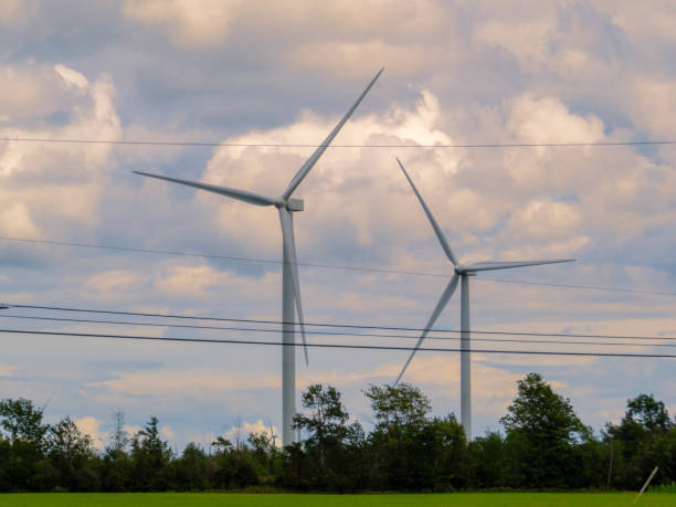 eolische turbine mit wolken im hintergrund - adirondack mountains adirondack state park air landscape stock-fotos und bilder