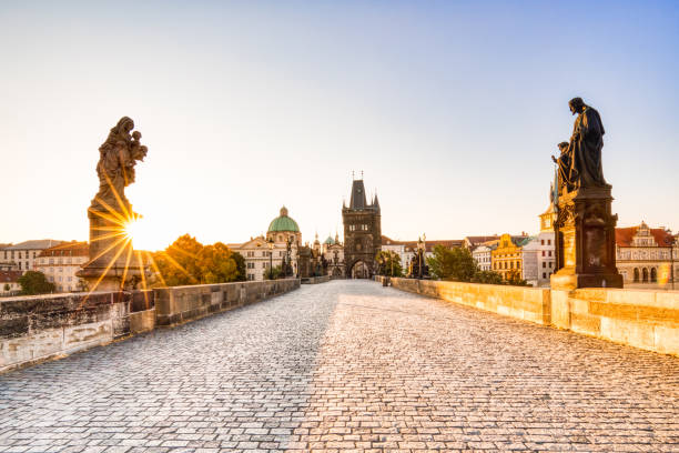 charles bridge at sunrise, prague, czech republic - prague imagens e fotografias de stock